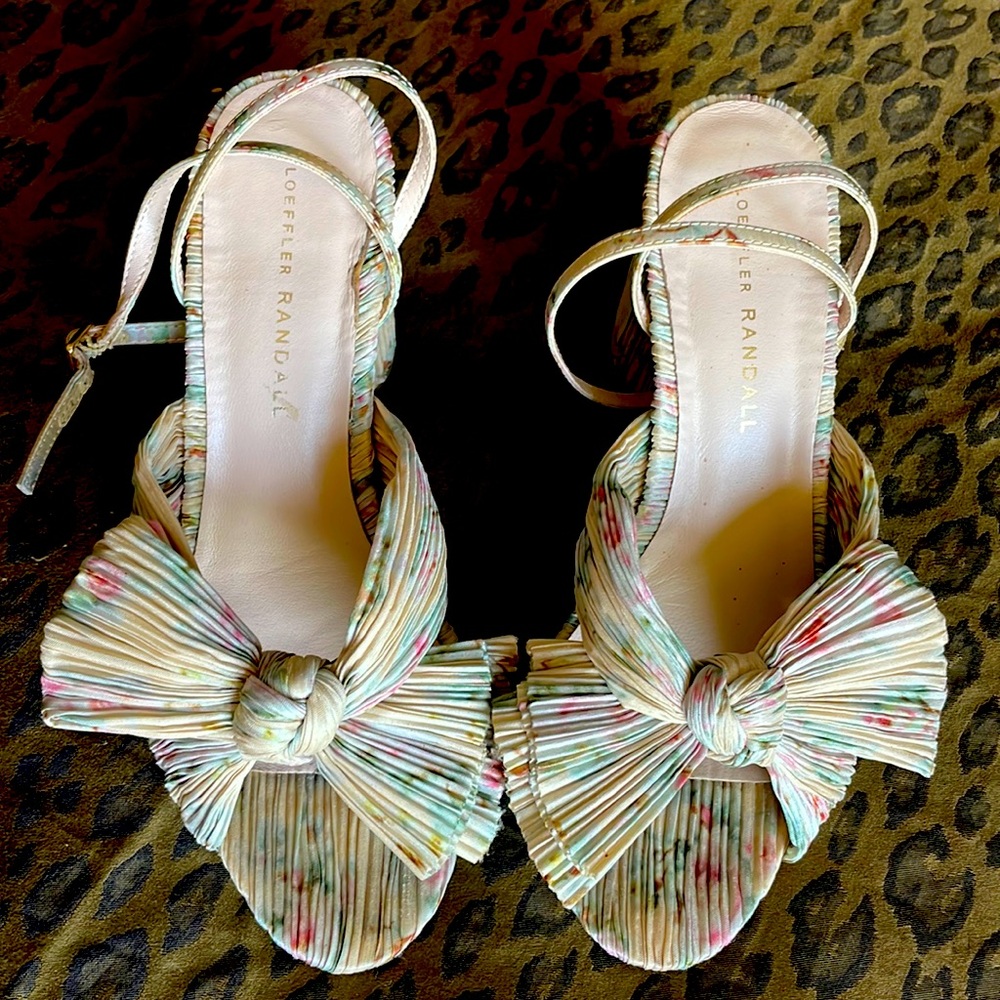 Perfect for summer weddings!!!!Beautiful lightly worn